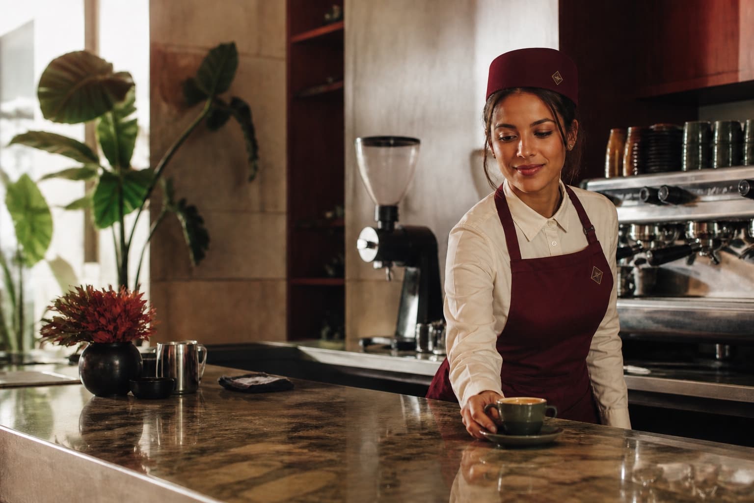 Campaña de la marca conceptual Mora Alta: barista latina con uniforme de la casa