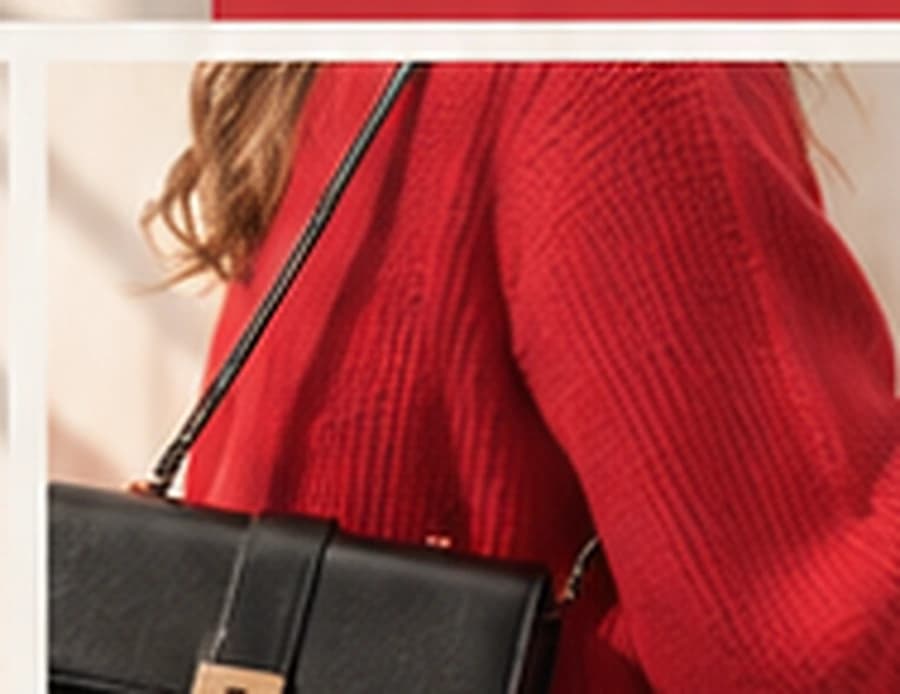 Suéter rojo con un bolso negro colgado del hombro