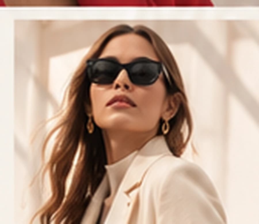 Mujer con gafas de sol y blazer crema